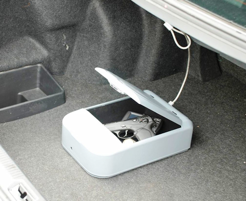 Автомобильный сейф "Ospon 601", закрепленный в багажнике автомобиля 