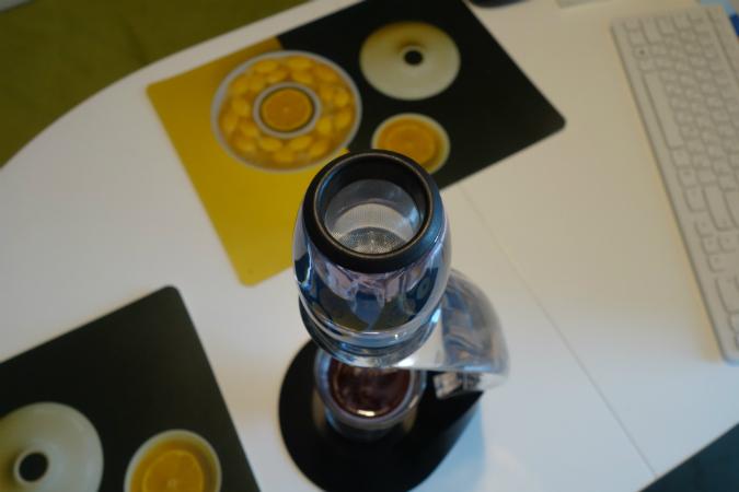 Аэратор для вина "Magic Decanter Deluxe", установленный на комплектный держатель. Вид сверху
